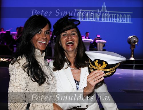 Venetie 4 juli 2010
Prinses Maxima doopt de nieuwe Amsterdam cruiseschip van de Holland America Line in Venetie. Apollonia v Ravenstein met ... (r)
Peter Smulders bv