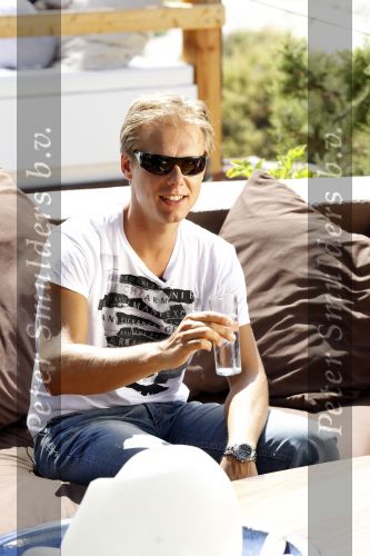 Ibiza 13 en 14 juli 2010
Armin v Buuren arriveert met een prive vliegtuig om op ibiza te gaan draaien en om een commercial voor Seat op te nemen bij Blue Marlin.
Peter Smulders bv