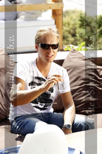 Ibiza 13 en 14 juli 2010
Armin v Buuren arriveert met een prive vliegtuig om op ibiza te gaan draaien en om een commercial voor Seat op te nemen bij Blue Marlin.
Peter Smulders bv