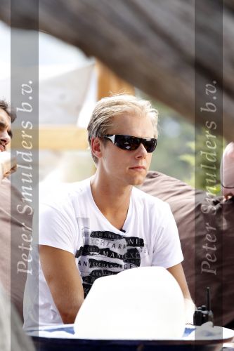 Ibiza 13 en 14 juli 2010
Armin v Buuren arriveert met een prive vliegtuig om op ibiza te gaan draaien en om een commercial voor Seat op te nemen bij Blue Marlin.
Peter Smulders bv