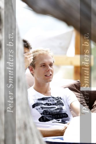 Ibiza 13 en 14 juli 2010
Armin v Buuren arriveert met een prive vliegtuig om op ibiza te gaan draaien en om een commercial voor Seat op te nemen bij Blue Marlin.
Peter Smulders bv