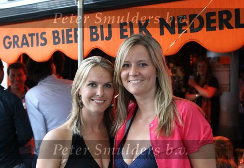 Amsterdam, 3 Juli 2010 Feest in Cafe Europub t.g.v. van de vrijlating Bavariababes Barbara Castelein en Mirte Nieuwpoort
Foto Peter Smulders BV