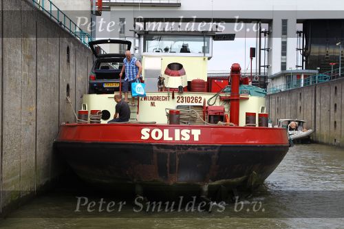 Binnenvaartschip Solist , de kapitein heeft net boodschappen gedaan bij de AH ( Albert Heijn )
Foto Peter Smulders BV