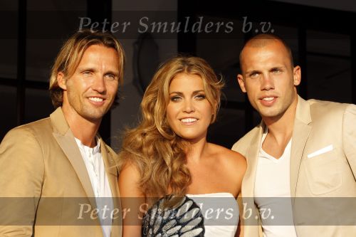 Ibiza 13 en 14 juli 2010
Johnny Heitinga en Charlotte Sophie trouwen op ibiza. Ze vliegen met een prive vliegtuig na de huldiging naar ibiza. Charlotte met Boudewijn Zenden
Peter Smulders bv