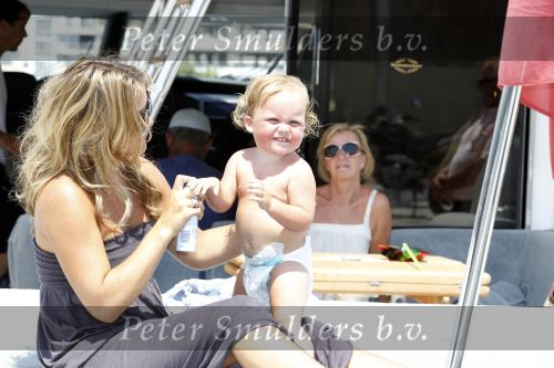 Ibiza 29 juli 2010
Johnny Charlotte Sophi en Jezebel Heitinga op huwelijksreis op ibiza. John heeft boot/jacht gehuurd en gaat met zijn schoonvader Pierre Zenden en zijn schhonmoeder varen.
Peter Smulders bv