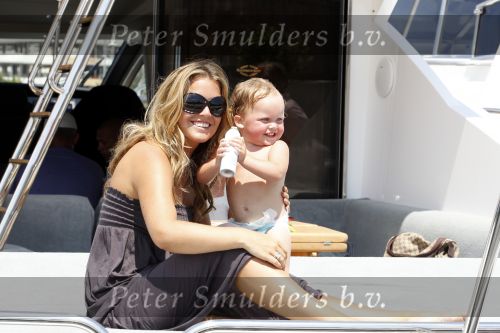 Ibiza 29 juli 2010
Johnny Charlotte Sophi en Jezebel Heitinga op huwelijksreis op ibiza. John heeft boot/jacht gehuurd en gaat met zijn schoonvader Pierre Zenden en zijn schhonmoeder varen.
Peter Smulders bv