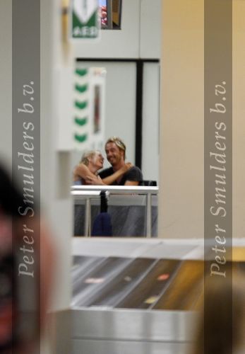 Schiphol 20 juli 2010
Chris Zegers arriveert op schiphol met zijn vriendin Marije Braber na een liefdesvakantie op ibiza.
Peter Smulders bv