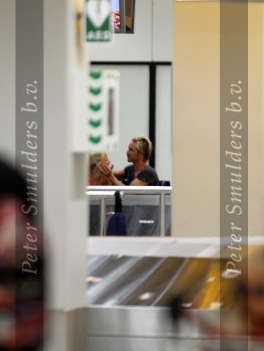 Schiphol 20 juli 2010
Chris Zegers arriveert op schiphol met zijn vriendin Marije Braber na een liefdesvakantie op ibiza.
Peter Smulders bv