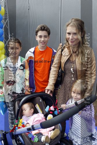 Amsterdam 19 juni 2010
Premiere Toy Story 3 in pathe arena. Elle v Rijn met al haar kinderen
Peter Smulders bv
