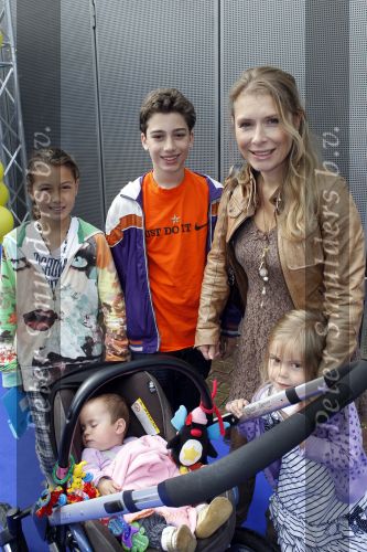 Amsterdam 19 juni 2010
Premiere Toy Story 3 in pathe arena. Elle v Rijn met al haar kinderen
Peter Smulders bv