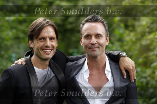 Amstelveen 1 juli 2010
Xander de Buisonje en Sophie trouwen in hun tuin. Zoontje Sem v Dijk geeft de ringen. Eric Kusters met een vriend
Peter Smulders bv