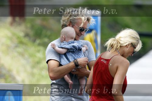 Weesp 3 juli 2010
Wendy v Dijk met Sem en Lizzy en Erland Galjaard op terras en op de boot.
Peter Smulders bv