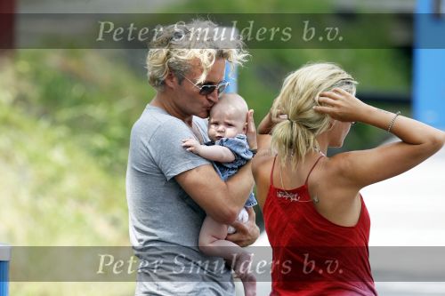 Weesp 3 juli 2010
Wendy v Dijk met Sem en Lizzy en Erland Galjaard op terras en op de boot.
Peter Smulders bv