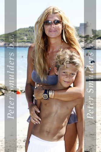 Ibiza 28 juli 2010
Estelle en Maxim Gullit op het strand van ibiza
Peter Smulders bv