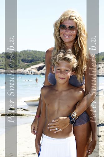 Ibiza 28 juli 2010
Estelle en Maxim Gullit op het strand van ibiza
Peter Smulders bv