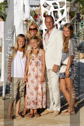 Ibiza 15 juli 2010
Trouwen Johhny en Charlotte Sophie Heitinga . Dochter Jezebel was er ook bij. Frank de Boer met vrouw en kinderen
Peter Smulders bv