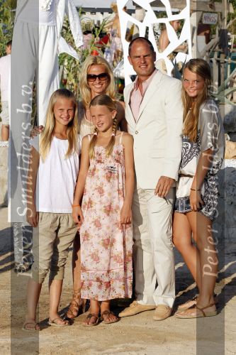Ibiza 15 juli 2010
Trouwen Johhny en Charlotte Sophie Heitinga . Dochter Jezebel was er ook bij. Frank de Boer met vrouw en kinderen
Peter Smulders bv
