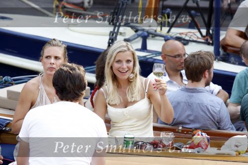 Amsterdam 10 juli 2010
Gigi ravelli met haar nieuwe vriend op de boot in de grachten van Amsterdam.
Peter Smulders bv