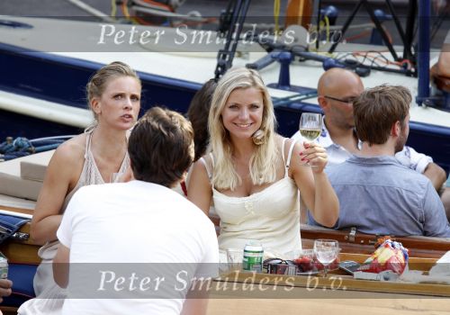 Amsterdam 10 juli 2010
Gigi ravelli met haar nieuwe vriend op de boot in de grachten van Amsterdam.
Peter Smulders bv
