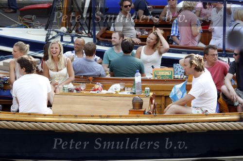 Amsterdam 10 juli 2010
Gigi ravelli met haar nieuwe vriend op de boot in de grachten van Amsterdam.
Peter Smulders bv