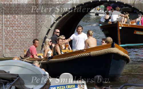 Amsterdam 10 juli 2010
Gigi ravelli met haar nieuwe vriend op de boot in de grachten van Amsterdam.
Peter Smulders bv