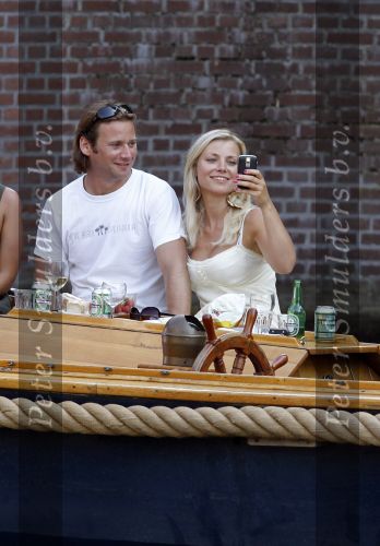 Amsterdam 10 juli 2010
Gigi ravelli met haar nieuwe vriend op de boot in de grachten van Amsterdam.
Peter Smulders bv