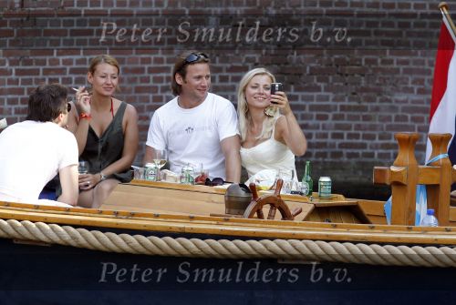 Amsterdam 10 juli 2010
Gigi ravelli met haar nieuwe vriend op de boot in de grachten van Amsterdam.
Peter Smulders bv