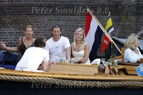 Amsterdam 10 juli 2010
Gigi ravelli met haar nieuwe vriend op de boot in de grachten van Amsterdam.
Peter Smulders bv