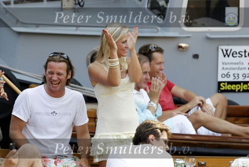 Amsterdam 10 juli 2010
Gigi ravelli met haar nieuwe vriend op de boot in de grachten van Amsterdam.
Peter Smulders bv