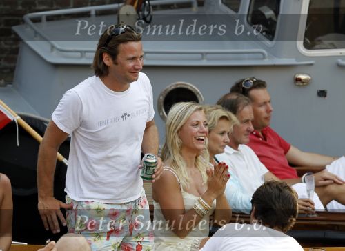 Amsterdam 10 juli 2010
Gigi ravelli met haar nieuwe vriend op de boot in de grachten van Amsterdam.
Peter Smulders bv