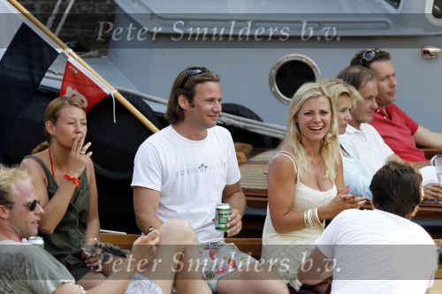Amsterdam 10 juli 2010
Gigi ravelli met haar nieuwe vriend op de boot in de grachten van Amsterdam.
Peter Smulders bv