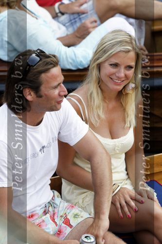 Amsterdam 10 juli 2010
Gigi ravelli met haar nieuwe vriend op de boot in de grachten van Amsterdam.
Peter Smulders bv