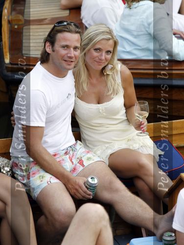 Amsterdam 10 juli 2010
Gigi ravelli met haar nieuwe vriend op de boot in de grachten van Amsterdam.
Peter Smulders bv