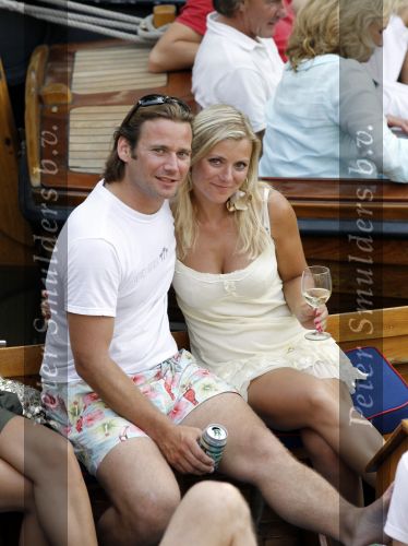 Amsterdam 10 juli 2010
Gigi ravelli met haar nieuwe vriend op de boot in de grachten van Amsterdam.
Peter Smulders bv