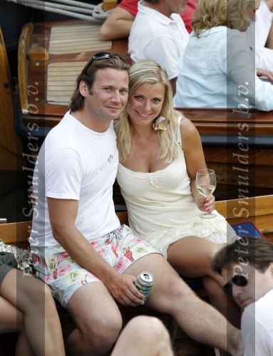 Amsterdam 10 juli 2010
Gigi ravelli met haar nieuwe vriend op de boot in de grachten van Amsterdam.
Peter Smulders bv