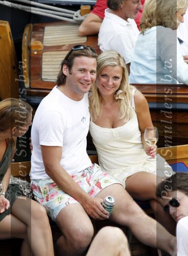 Amsterdam 10 juli 2010
Gigi ravelli met haar nieuwe vriend op de boot in de grachten van Amsterdam.
Peter Smulders bv