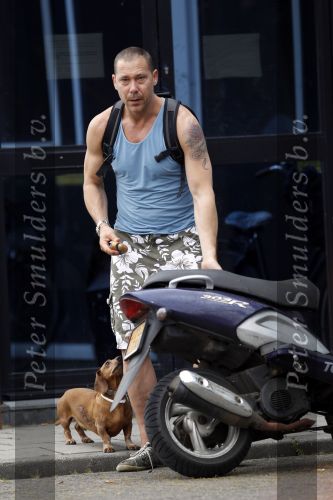 Amsterdam 3 juli 2010
Hans Kesting met zijn hond op een scooter.Hans heeft grote Tatoo
Peter Smulders bv