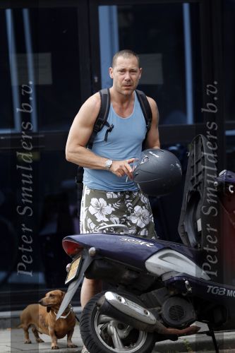 Amsterdam 3 juli 2010
Hans Kesting met zijn hond op een scooter.Hans heeft grote Tatoo
Peter Smulders bv