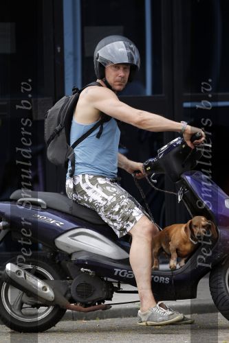 Amsterdam 3 juli 2010
Hans Kesting met zijn hond op een scooter.Hans heeft grote Tatoo
Peter Smulders bv