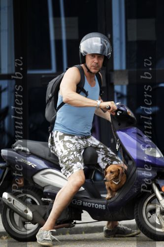 Amsterdam 3 juli 2010
Hans Kesting met zijn hond op een scooter.Hans heeft grote Tatoo
Peter Smulders bv