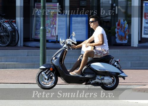 Volendam 23 juli 2010
Jan Smit op scooter in volendam.
Peter Smulders bv