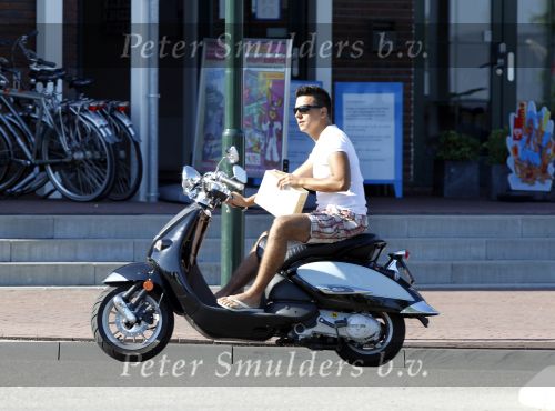 Volendam 23 juli 2010
Jan Smit op scooter in volendam.
Peter Smulders bv
