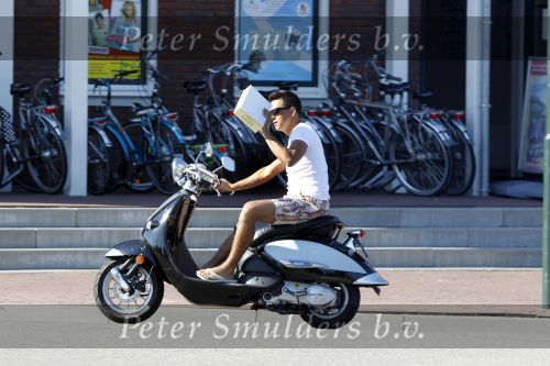 Volendam 23 juli 2010
Jan Smit op scooter in volendam.
Peter Smulders bv
