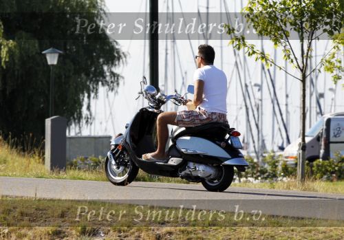 Volendam 23 juli 2010
Jan Smit op scooter in volendam.
Peter Smulders bv