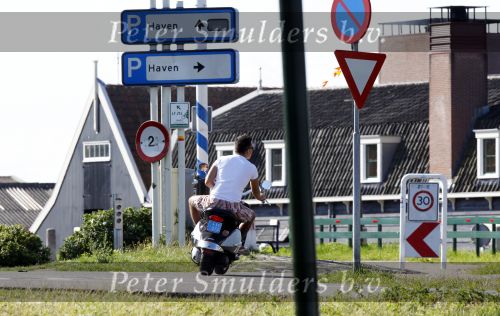 Volendam 23 juli 2010
Jan Smit op scooter in volendam.
Peter Smulders bv
