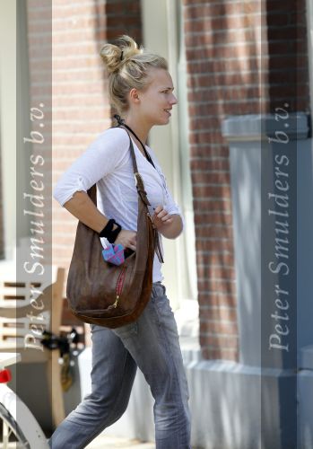 Amsterdam 10 juli 2010
Jennifer Hoffman bij haar huis en op de fiets.
Peter Smulders bv