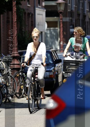 Amsterdam 10 juli 2010
Jennifer Hoffman bij haar huis en op de fiets.
Peter Smulders bv