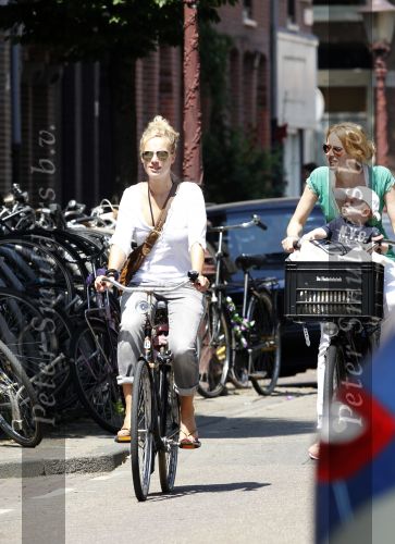 Amsterdam 10 juli 2010
Jennifer Hoffman bij haar huis en op de fiets.
Peter Smulders bv