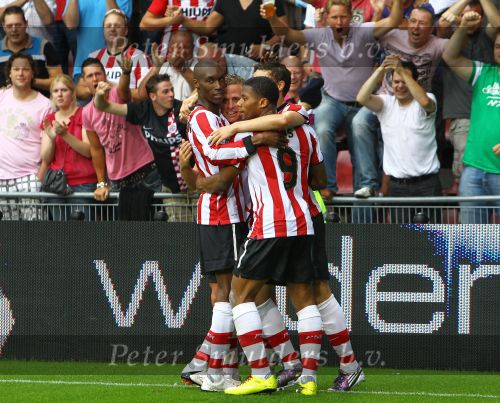 Eindhoven, 22 Augustus 2010 Kompetitiewedstrijd PSV-AZ , eindstand 3-1
Seizoen 2010/2011
Jeremain Lens wordt gefeliciteerd door Atiba Hutchinson en Balazs Dzsudzsak
Foto Junior Smulders