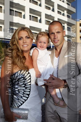 Ibiza 13 en 14 juli 2010
Johnny Heitinga en Charlotte Sophie trouwen op ibiza. Ze vliegen met een prive vliegtuig na de huldiging naar ibiza. Met dochtertje Jezebel
Peter Smulders bv